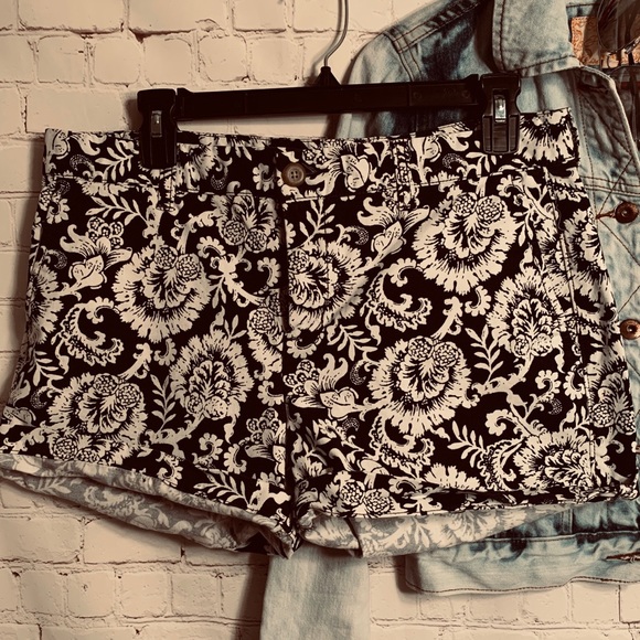 Gap Girlfriend Shorts Khakis SOFT Size 8 - Picture 6 of 11